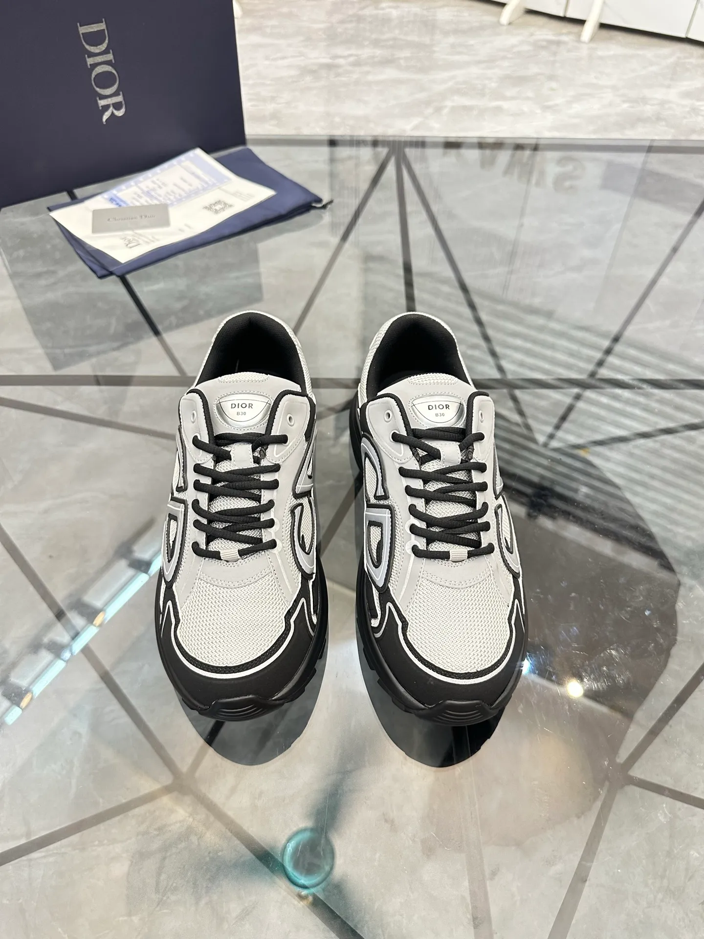 Men's shoes: 💰P400¥ Available in Guangzhou Product trademark: Dior* "Dior*" low-top casual shoes Regular size: 35-46 (can be customized to 47) Couple style Product materials: Upper imported cowhide stitched with original fabric, breathable lining, ultra-light foam original outsole. No.: 007